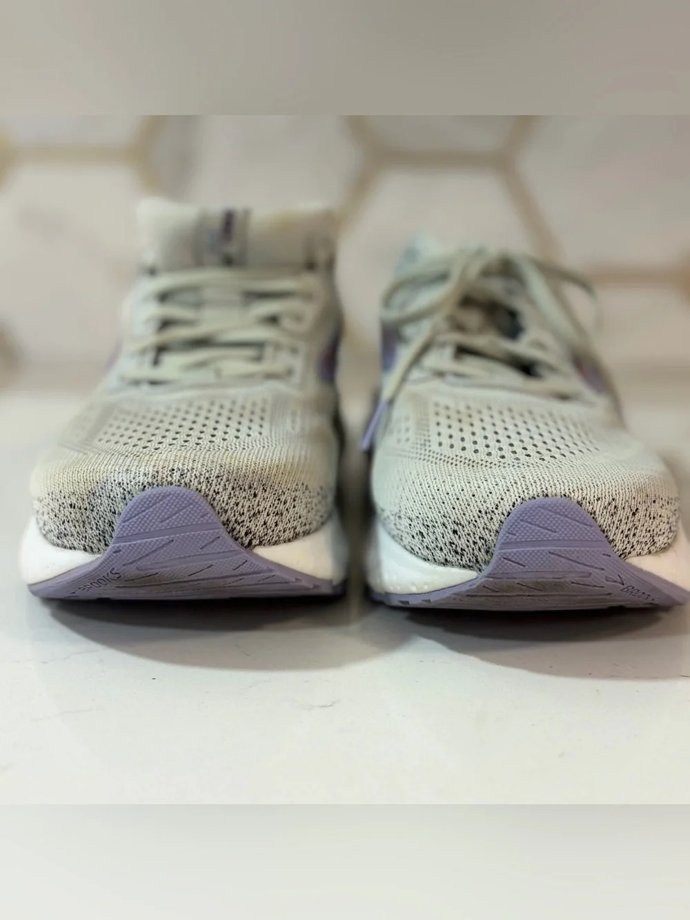 Brooks Ariel GTS23 Grey+White MaxCushion SupportRunningShoes Sz 9.5
